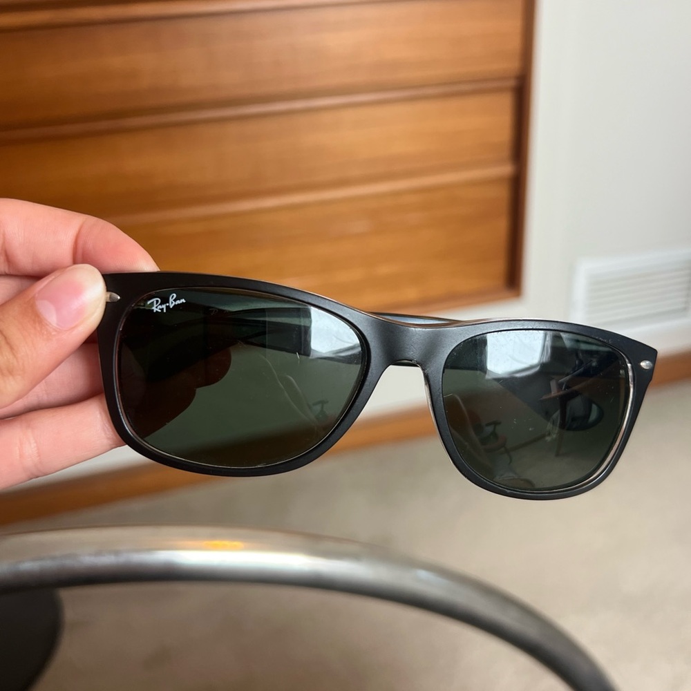 Men’s authentic raybans with case